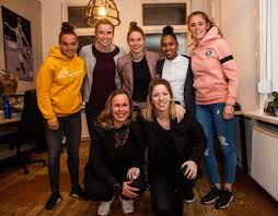 Hij besteedde in het bijzonder aandacht aan het zelfbeeld van de portugese joden, hun relatie met de hoogduitse joden, en hun positie binnen de nederlandse samenleving. Interview Met Leoni Blokhuis Oprichtster Van Flowsports Kick Es