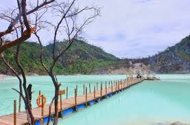 Kawah putih merupakan tempat wisata terbaik di jawa barat yang terletak di kawasan ciwidey. Kawah Putih Tiket Info Wisata Juli 2021 Jam Buka Spot Foto
