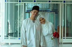 Pelakon wanita yang boleh dianggap senior dalam industri penyiaran negara. Biodata Izwan Johar Suami Baru Nabila Huda