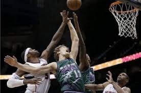 Melindungi bola dari rebutan pemain lawan merupakan fungsi dari gerakan. Teknik Dasar Bola Basket Dan Pengertiannya Guru Penjaskes