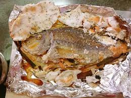 低醣香料鹽焗烤魚 材料 海鹽一碗 蛋白一顆 迷迭香適量 外層敷料記得撲滿一面就好 魚一條 蒜 薑 蔥塞魚腹 200 220度烤20 25分鐘 皮千萬不要吃吃肉剛剛好 cooking cooking recipes recipes