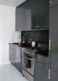 Komplette Kuche Ikea Mobelideen In Schwarz Schwarze Technik In Der Kuche Glanzender Optik Kuchendesign Schwarze Kuchenschranke Schrank Kuche