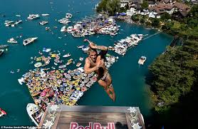Oppdag ferske nyheter, eventer, live streams, videoer og bilder fra red bulls verden, inkludert motorsport, sykling, vintersport, surf, musikk og mer. Daredevils Leap From 90ft In 2018 Red Bull Cliff Diving World Series Daily Mail Online