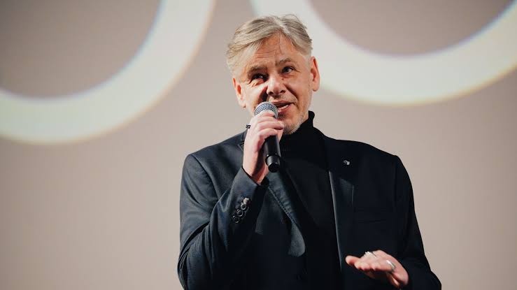 Džilindžers pirmo reizi atklāti komentē laulību ar Lindu Kalniņu