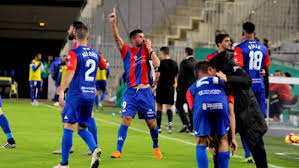 Willy besa el escudo del extremadura ud tras su pimer gol en segunda división en el nuevo arcángel
