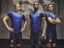 Uittenue Nederlands Elftal Gepresenteerd Oranje Volledig In Het Blauw