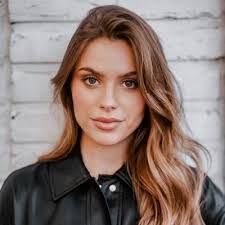 Hillary Stern's Instagram, Twitter & Facebook