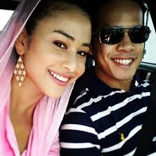 Fouziah Gous Terpaksa Langgar Pantang Cerita Berita Info Wooots Sunglasses Women Square Sunglasses Women Pretty Woman