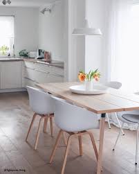 Scandi Vibes Typische Skandinavische Interior Pieces Sorgen In Diesem Zuhause Fur Das Gewisse Etwas M Minimalistische Esszimmer Wohnung Kuche Grosser Esstisch
