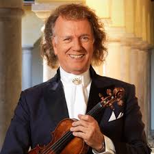 Al sinds jaren geeft de maastrichtse violist / orkestleider andre rieu op het vrijthof in maastricht enkele concerten. Andre Rieu Im Maastricht Beim Mecc 18 12 2021 Mozaart