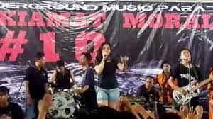 Berat pena melaju kaku kutoreh sebuah kata didalam hitam puisiku kutunggu kematianmu. Chords For Mistis Pena Darah Live Total Kiamat Moral 10