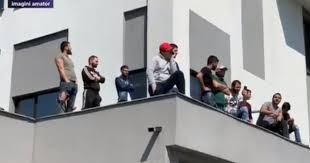 Informatiile despre vremea in craiova au fost ultima oara actualizate la 15:05. Video Protest Pe AcoperiÈ™ul Unui Hotel Transformat In SpaÈ›iu De CarantinÄƒ Oamenii S Au Plans CÄƒ Au Fost È›inuÈ›i Mai Mult De 14 Zile