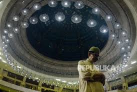 In english clauses with a verb in the passive voice, for instance, the topic is typically the subject, while the agent may be omitted or may follow the preposition by. Tak Sempat Baca Surah Al Fatihah Saat Shalat Jamaah Apa Hukumnya Republika Online