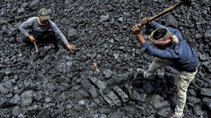 Coal Shortage India: सावधान! कोयला उत्पादन में बड़ी गिरावट, क्या फिर गहराएगा बिजली संकट? | Mint