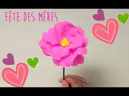 Il est possible pour réaliser comme sur la photographie des fleurs bicolores de roulant deux bandes à la fois. Comment Faire Une Fleur En Papier Crepon Diy Cadeau Fete Des Meres Youtube