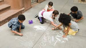 Es un juego al aire libre para niños que puede ir de lo más fácil a lo más complicado. Como Integrar El Juego En La Vida Diaria De Una Ciudad