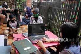 Mekanisme daring pada ppdb jabar 2021 harus lebih optimal untuk memenuhi asas pelayanan publik dalam memberikan kepastian, partisipatif, persamaan perlakuan, kecepatan, kemudahan. Ppdb 2021 Disdik Jabar Ikut Sertakan Sekolah Swasta Republika Online