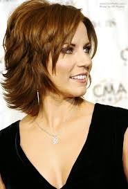 Martina Mcbride S Easy Neck Length Hairstyle With A Back That Flips Up Neck Length Hair Professional Hairstyles For Women Older Women Hairstyles