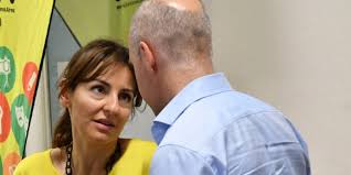 Porque es tan macrista que cumple con la máxima de todos los funcionarios del partido del mafioso delincuente: El Dedo Mas Largo De Soledad Acuna Alreves Net Ar