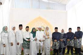 Majlis akad nikah neelofa dan pu riz dijangka berlangsung di sebuah hotel terkemuka di kuala lumpur pada jam 10 pagi. Bupati Amril Mukminin Dan Istri Doakan Ade Dan Fitri Jadi Keluarga Sakinah