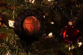 Музыкальный продолжая разговор, хочется выдать тайну. Twin Peaks Christmas Tree Decorations You Ll Wish You Had At Home Christmas Tree Decorations Christmas Bulbs Christmas