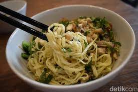 Sementara untuk bumbu antara lain digunakan irisan bawang putih, saus tiram, kecap asin, dan lainnya. 4 Bahan Ini Bikin Racikan Mie Ayam Jadi Gurih Enak