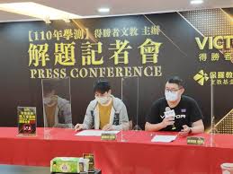 快醒醒，英雄。 距游戏首次公布的八年后， 《赛博朋克2077》终于正式和大家见面了。 进入夜之城的钥匙现在就握在你的手中。 是时候偷一波装备，寻一些刺激或是来一两场超梦体验了! Fgdddsp Kd1yvm