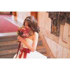 お花の香りをくんくん ブーケにお顔を近づけて撮るソロショットがたまらなく可愛い marry マリー ベール ウェディング 花嫁 ウェディング