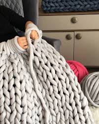 How To Make Chunky Knit Blanket With Arm Or Needless Video 2020 Kol Orgu Battaniye Elisi Fikirleri Orgu Battaniye