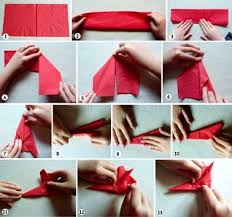 Découvrez 5 idées pour un pliage de serviettes original et qui change découvrez 5 idées pour un pliage de serviettes original et qui change :) fouillez dans vos placards pour récupérer tout ce que vous avez en déco (rubans, mini boules, morceaux de branches de sapin, épices, petites figurines,etc). Diy Deco A Noel Le Pliage Des Serviettes C Est Plie Deco Cool