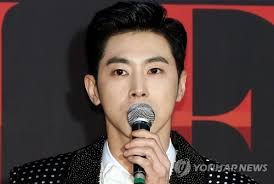 아이돌그룹 동방신기의 멤버 유노윤호(본명 정윤호)가 경찰 수사를 받고 있다. 1qpx5mo7el3ucm