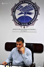 Poliţiştii specializaţi în combaterea criminalităţii organizate au depistat doi tineri din bucureşti, de 23 şi 27 de ani, suspectaţi că au efectuat operaţiuni frauduloase cu carduri pe internet. Interviu Iulian Sarbu Agerpres ActualizeazÄƒ Lumea