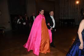 Sara danius enorma, färgstarka klänning, blev ett hett samtalsämne under nobelfesten. Danius Klanning Blev Nobelfestens Stora Snackis Gp