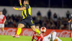 Peñarol avanza en Copa AUF: Polémica victoria ante Tacuarembó - Imagen principal del artículo