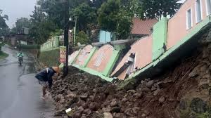 Waduk gondang kec sugio kab lmg ruclip.com/video/zd1i60jtsjih/видео.htmlttps presiden jokowi resmikan bendungan gondang di karanganyar presiden joko widodo pada kamis, 2 mei 2019, meresmikan. Hujan Angin Terjang Kerjo Karanganyar Bangunan Sd Dan Rumah Rusak Suara Surakarta