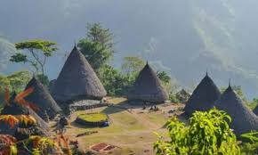 See more of rumah adat wae rebo on facebook. Pesona Desa Wae Rebo Desa Di Atas Awan Yang Unik Dan Eksotis