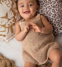 Une Barboteuse Pour Bebe La Malle Aux Mille Mailles Vous trouverez ici plus de 120 000 modèles gratuits tricot et crochet avec des tutoriels en vidéo aussi bien que des laines magnifiques à des prix avec plus de 30 ans dans la conception de modèles tricot et crochet, drops design offre l'une des plus vastes collections de modèles gratuits sur. la malle aux mille mailles