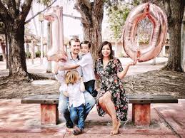 Family Photos Wedding Anniversary 10 Year Anniversary Number Balloon Balloons Wrap Dre Anniversary Photoshoot Wedding Anniversary Photos Anniversary Photos
