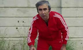 Şener şen, sanat hayatına tiyatro ile başlamış ve sinemaya doğru geçiş yapmıştır. Sener Sen Kimdir