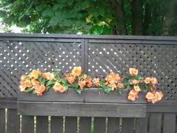 Boite A Fleurs Suspendue A La Cloture Un Ajout De Couleur Pour Une Simple Cloture En Bois Boite A Fleur Decor Exterieur
