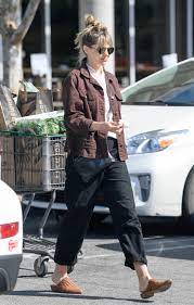 Elizabeth chase lizzie olsen (born february 16, 1989) is an american actress. Elizabeth Olsen Shopping At Erewhon Market In La 03 30 2020 Celebmafia