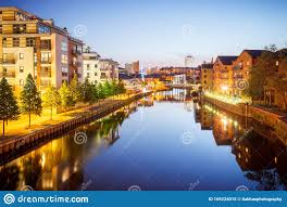 Get away for the weekend. River Aire Leeds West Yorkshire England Vereinigtes Konigreich Stockbild Bild Von Brucke Luxus 169224015