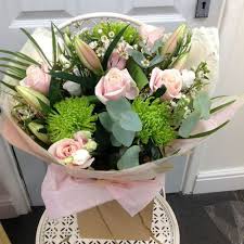 Pertanto, avvolgiamo il bouquet in un panno umido, in modo tale che i fiori rimangano perfettamente idratati durante il trasporto. Mazzi Floreali 23 Fiori Mazzo Di Fiori Bouquet