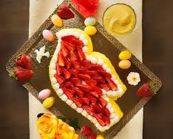 Liberate la torta dall'anello e adagiate delicatamente i petali lungo il bordo, terminate la decorazione con le fragole incise a metà e sistemate a raggiera sulla. Torta Colomba Panna E Fragole Delivery Milano Pasticceria Ottocento