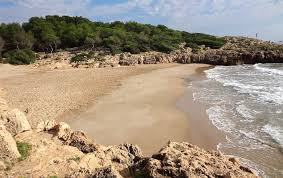 Si Buscas Una Playa Tranquila En Salou La Platja Dels Capellans Es Una Cala Urbana Muy Bonita Que Te Sorprendera Por Su Paz Salou Playas Urbanas Guia De Viaje