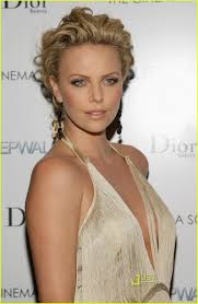 Charlize Theron South Africa Usa 2003 Theron Is A South African Actress She Won The Academy Award For Charlize Theron Hair Charlize Theron Dior Beauty