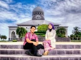 Konsep prewedding bercerita sesuai namanya, konsep ini menggunakan storyboard sebagai dasar untuk melakukan sesi foto. Prewedding Di Masjid Koleksi Ide Konsep Foto Tips Lengkap