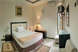 Yes, free parking is available to guests. Bantal Guling Guesthouse Gatsu Gowest Id