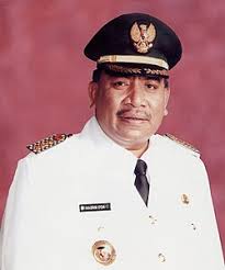 File:Bupati Halmahera Tengah Hasan Husain Doa.jpg