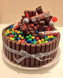Candy herz torte bestellen mit echten süßigkeiten und lollies aus fondant. Kuchen Mit Sussigkeiten Eine Menge Kinderriegel Und Bunte Bonbons Mit Einem Weissen Band Zusamme Sussigkeiten Kuchen Kinderriegel Torte Kinderschokoladen Kuchen